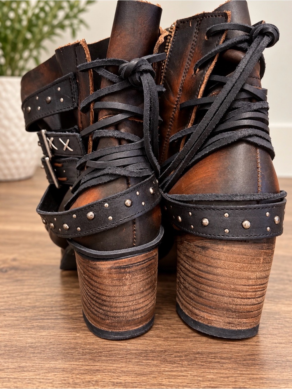 Freebird by Steven Caspian Black Brown Distressed Leather Studded Short Boots - Picture 2 of 3
